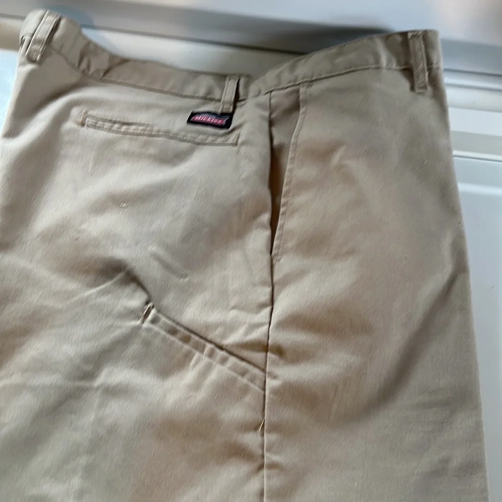 Dickies Khaki Shorts Sz 40 - Picture 3 of 4